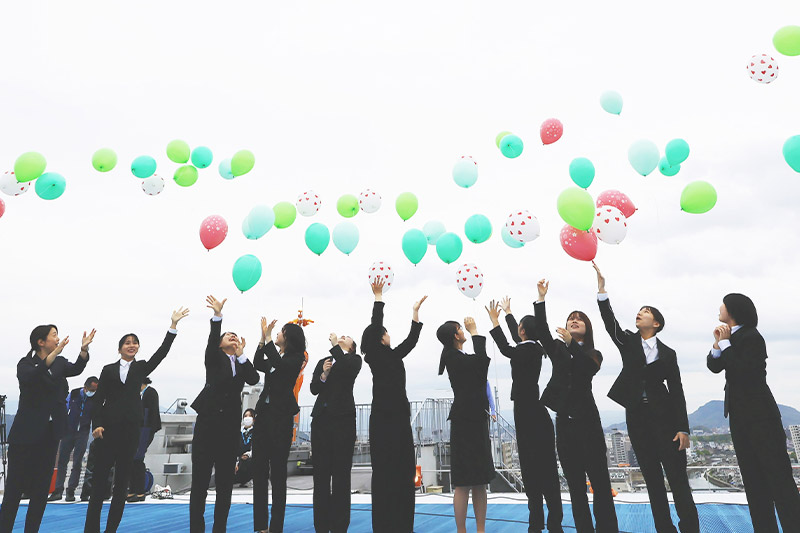 ヘリポートからバルーンを飛ばす新入生