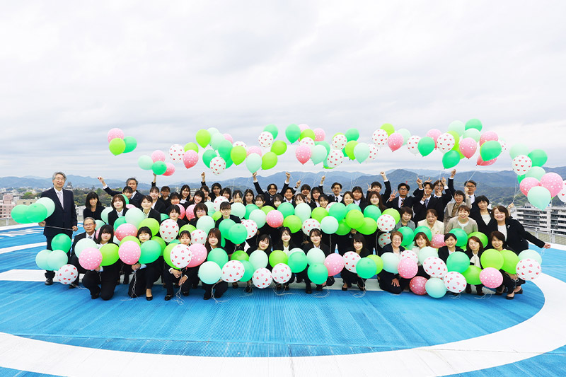 近森病院のヘリポートにて集合写真