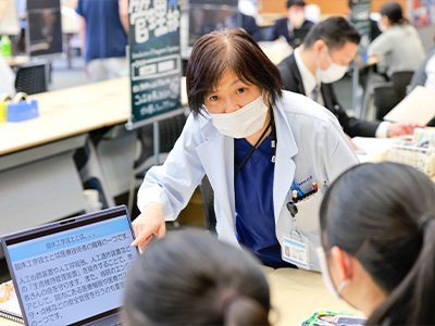 臨床工学技士が説明する様子