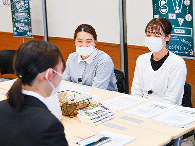 ソーシャルワーカーが説明する様子