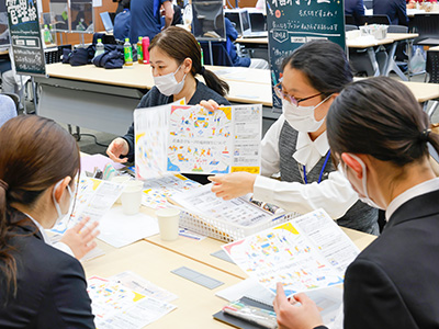 福利厚生について説明する様子