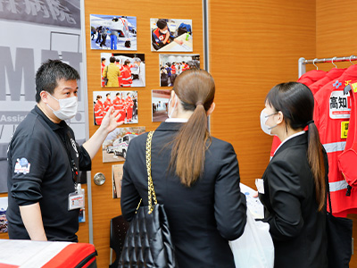 DAMTについて説明する様子