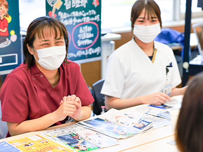 介護福祉士が説明する様子