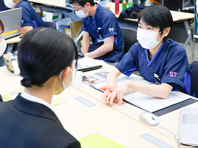 言語聴覚士が説明する様子