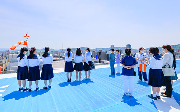 ヘリポートを見学をする進路発見セミナー参加者