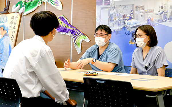 医師の仕事の魅力を伝える消火器外科医