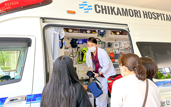 ドクターカー内部の見学をサポートする救急救命士