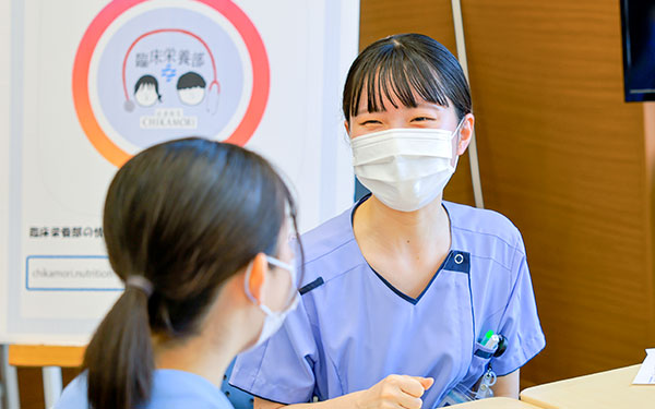 高校生参加者の質問に答える管理栄養士