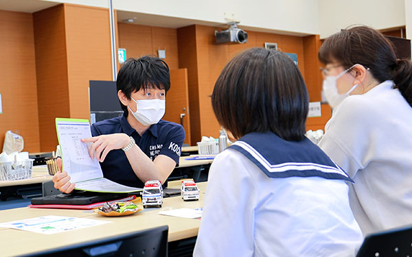 救命救急センターの実績を参加者へ説明するスタッフ