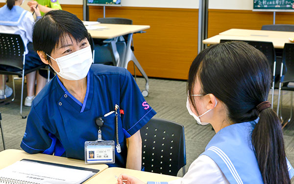 参加者の進路相談を受ける作業療法士