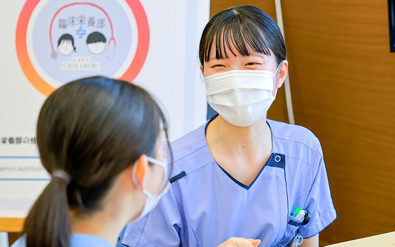 笑顔で質問に答える臨床栄養部スタッフ