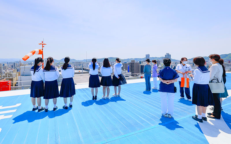 ヘリポートを見学する参加者の様子