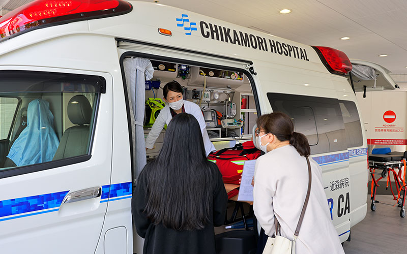 救命救急センター（ER）で救急救命士と一緒にドクターカーを見学