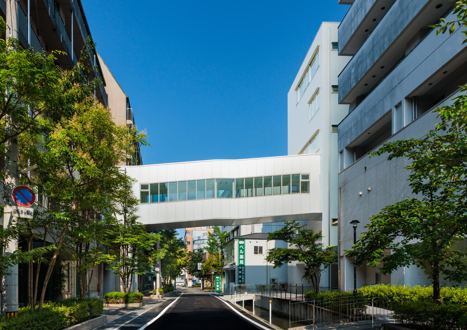 昨年のクラウドファンディングでの温かいご支援により完成した、高知県高知市の近森病院にある新しい「薬剤棟および空中通路」の外観