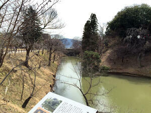 上田城の本丸土塁と堀.jpg