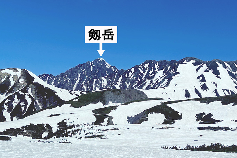 雪の大谷から望む剱岳