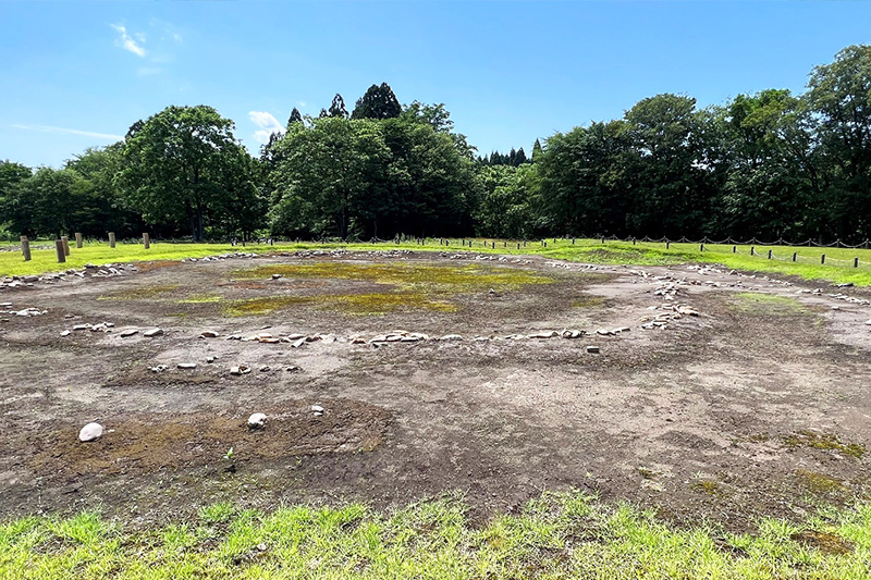 伊勢堂岱遺跡の環状列石と左上の掘立柱建物跡