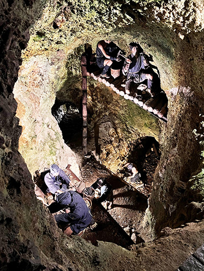 鉱脈のなかで砕石する人形