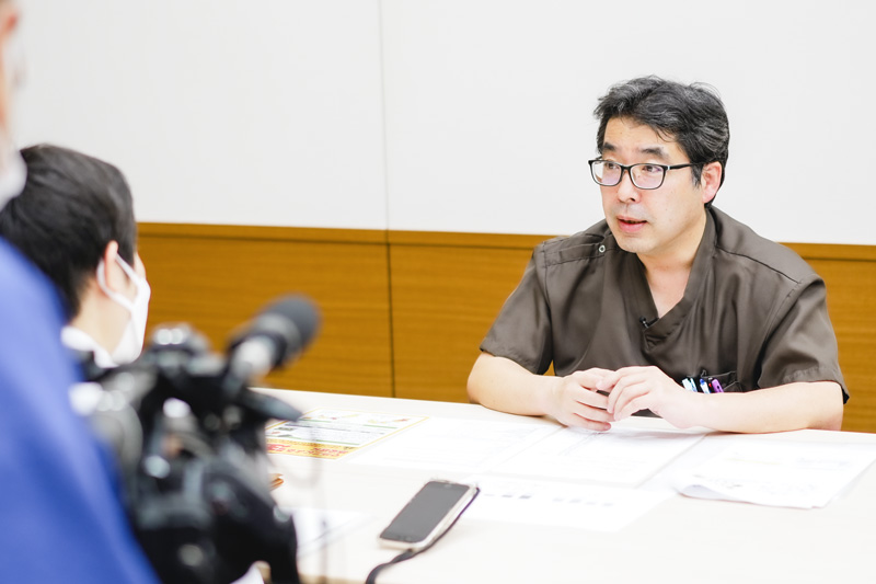 取材を受ける石田医師