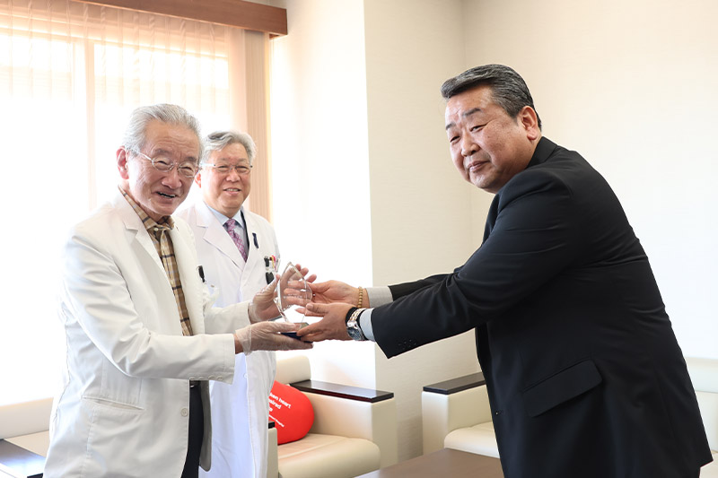 賞状とトロフィー